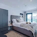 Centre, 3 Bed, Free Parking, Private Terrace