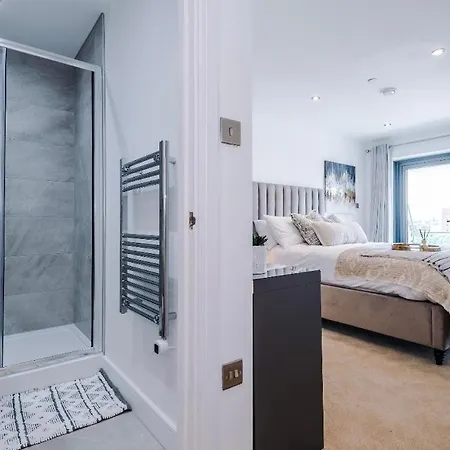 Centre, 3 Bed, Free Parking, Private Terrace *