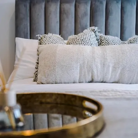 Centre, 3 Bed, Free Parking, Private Terrace