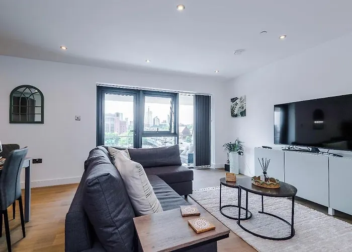 Centre, 3 Bed, Free Parking, Private Terrace Apartment *