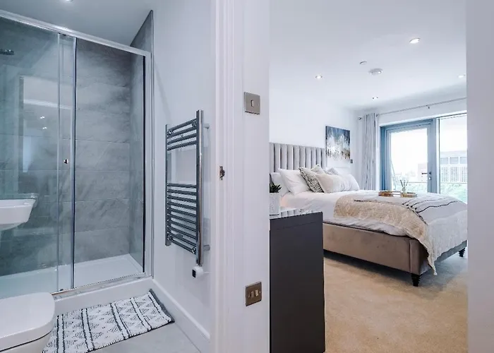 Centre, 3 Bed, Free Parking, Private Terrace *