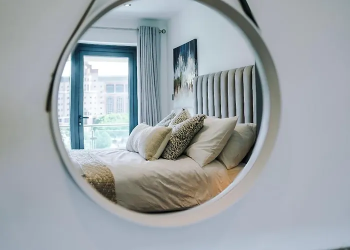 Centre, 3 Bed, Free Parking, Private Terrace Apartment