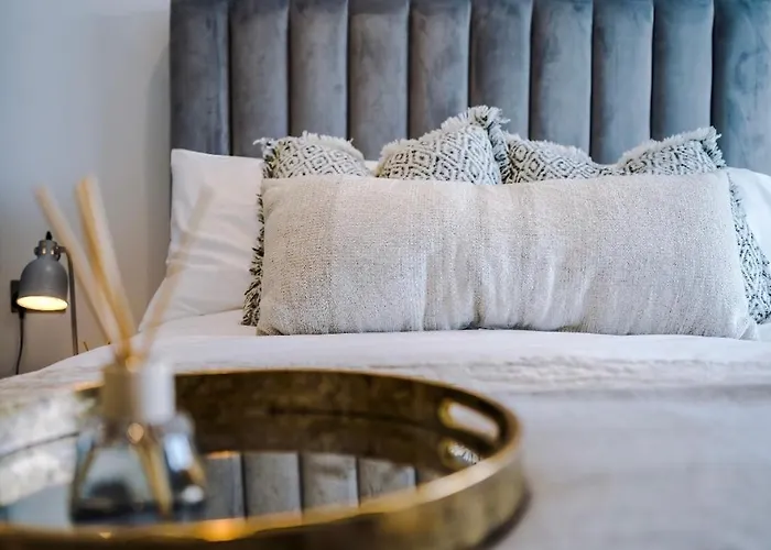 Centre, 3 Bed, Free Parking, Private Terrace