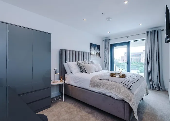 Centre, 3 Bed, Free Parking, Private Terrace