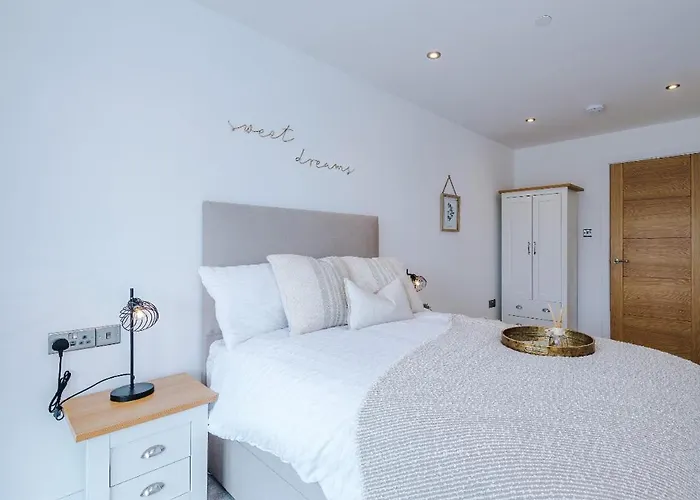 Centre, 3 Bed, Free Parking, Private Terrace Apartment *