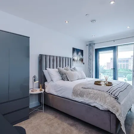 Centre, 3 Bed, Free Parking, Private Terrace