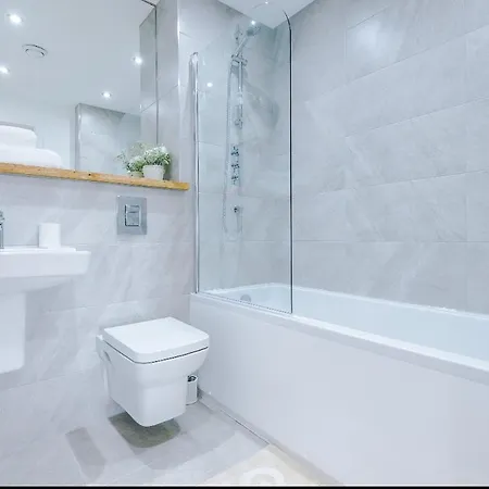 Centre, 3 Bed, Free Parking, Private Terrace Leeds (West Yorkshire)