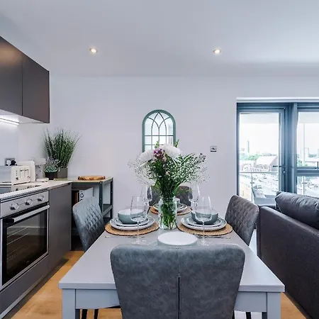 Centre, 3 Bed, Free Parking, Private Terrace