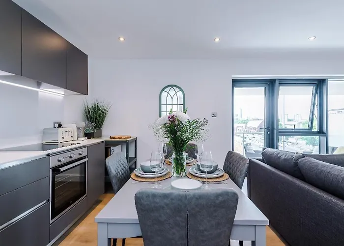 Centre, 3 Bed, Free Parking, Private Terrace